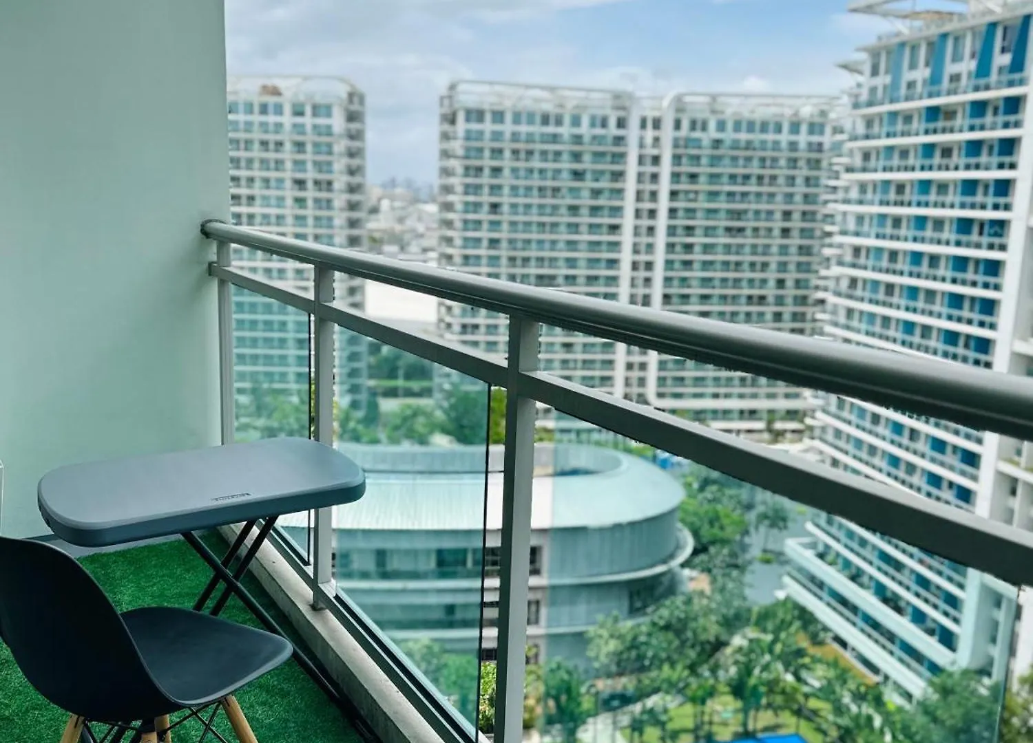 Apartment Azure Staycation Near The Airport Manila